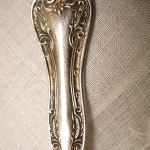 Sweet Antique Victorian Queen Elizabeth 1908 Ornate Sugar Sifter Silver Plate Spoon Scalloped Bowl National Silverplate image 6