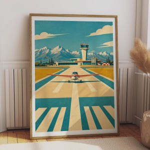 Könnte beinhalten: Ein gerahmter Kunstdruck mit einem kleinen rot-weißen Flugzeug, das mittig auf einer Startbahn steht. Im Hintergrund befindet sich ein Kontrollturm vor einer Bergkette unter einem blauen Himmel mit Wolken. Das Bild nutzt eine flache Farbpalette.