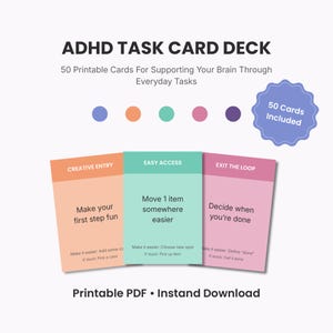 Puede incluir: Mazo de tarjetas de tareas TDAH con 50 tarjetas imprimibles para tareas cotidianas. Las tarjetas se muestran en color melocotón, verde menta y rosa con texto que incluye Creative Entry, Easy Access y Exit the Loop. Una insignia azul dice 50 Cards Included.