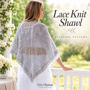 Puede incluir: Un chal triangular de punto de encaje gris claro con un intrincado patrón calado y un borde festoneado. El texto "Lace Knit Shawl" y "KNITTING PATTERN" está impreso a la derecha, con "StitchSolve" en la parte inferior central.