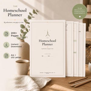 Może przedstawiać: Kremowy planer do nauki w domu z minimalistycznym rysunkiem rośliny, zawierający tekst The Homeschool Planner, big adventures, one page at a time oraz school year 20-20. Planer zawiera ponad 200 stron, w formatach A4 i US Letter.