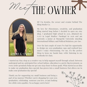 Könnte beinhalten: Ein beigefarbener Informationsflyer mit dem Titel Meet The Owner, der ein Foto einer Person in einem schwarzen Kleid in einem Bogenrahmen zeigt. Der Text enthält eine Biografie von Kendra, der Inhaberin von The Bling Studio Co., und eine Blumenillustration.