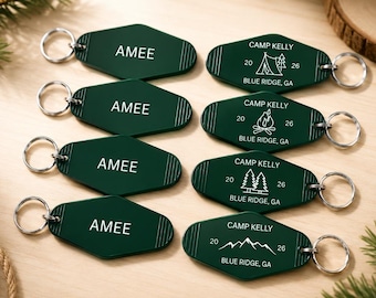 Gepersonaliseerde sleutelhangers voor vrijgezellenfeest | Aangepaste sleutelhangers voor motels | Bruidsmeisjesfeestje met kampthema