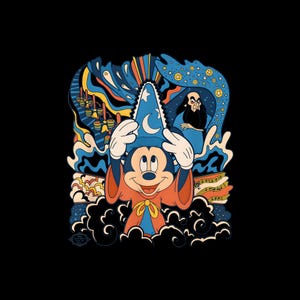 Può includere: Un'illustrazione grafica che ritrae Mickey Mouse con un cappello da mago blu con stelle e lune bianche e una tunica rossa. Lo sfondo include uno stregone, scope animate, note musicali e forme astratte vorticose blu e arancioni.