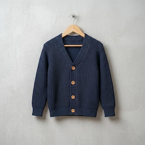 Può includere: Un cardigan blu navy a maniche lunghe con una spessa trama a nido d'ape, scollo a V e chiusura frontale con quattro bottoni in legno color marrone chiaro. Il capo è appeso a una gruccia in legno e presenta polsini e orlo a coste.