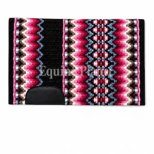 Può includere: Un sottosella western rettangolare con base nera e bande verticali a motivi zigzag nelle tonalità magenta, rosa, azzurro e bianco. Il sottosella presenta un inserto in pelle nera sul lato inferiore sinistro e include del testo.