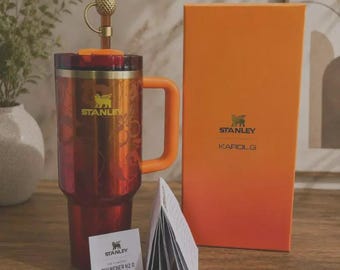 Vaso térmico de viaje personalizado de 1,2 litros (40 oz) inspirado en Karol G, con estampado floral naranja y asa, con pajita.