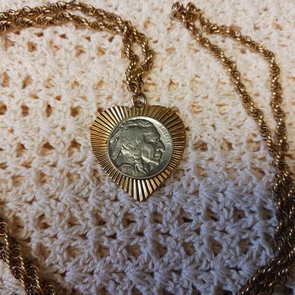 Réplique de collier tête d'indienne vintage en nickel et coeur doré des années 1960