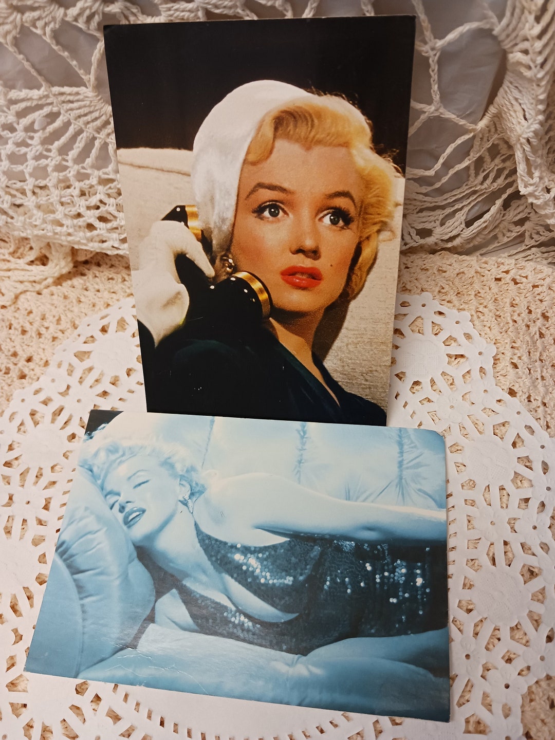 Marilyn Monroe Postcards 2 Poses Telephone and Sofa by Classico 1997