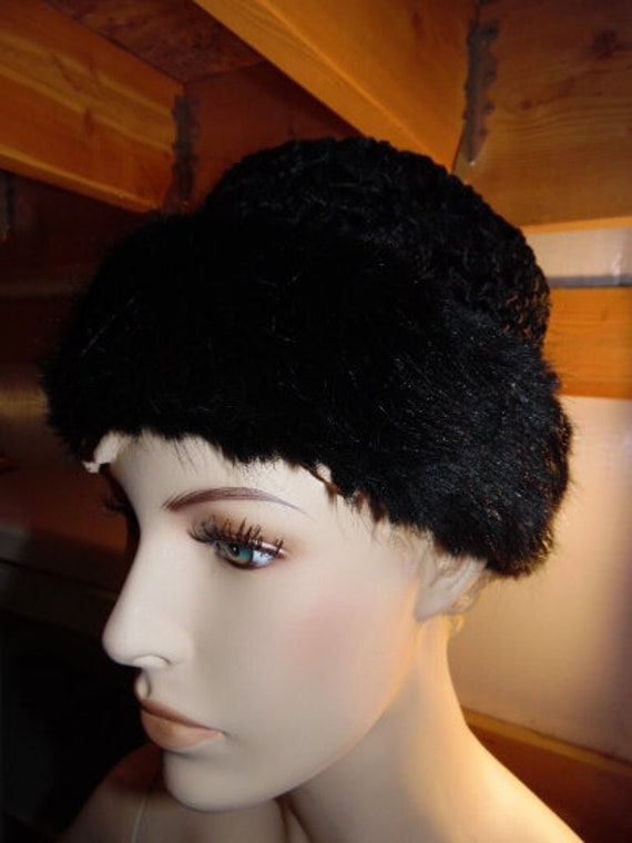 Vintage Ladies Black Hat Wool and Fur Head Wear Creation  display picture 3