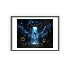 Könnte beinhalten: Ein gerahmter Kunstdruck zeigt eine dunkle Nachtszene mit einem leuchtenden UFO über einem Wald, das einen hellblauen Lichtstrahl aussendet, der die Silhouette einer Person anhebt. Ein Schild im Vordergrund trägt die Aufschrift I WANT TO BELIEVE.