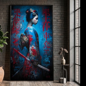Puede incluir: Una impresión de arte mural rectangular que muestra de perfil a una figura con un kimono floral azul y rojo sosteniendo una katana. La obra está superpuesta con caligrafía japonesa roja y salpicaduras de pintura abstracta sobre un fondo azul.