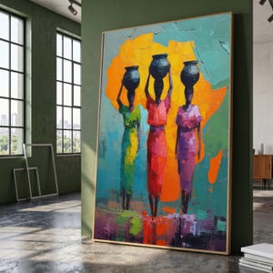 Peut inclure: Une peinture sur toile rectangulaire représentant trois silhouettes vêtues de robes vert, rouge et violet vif, portant chacune un pot sombre sur la tête. Le fond présente une grande forme jaune texturée rappelant le continent africain.