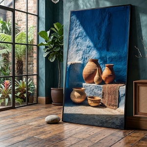Toile rustique méditerranéenne avec pots en argile, oeuvre d'art sur toile bleue, nature morte en poterie traditionnelle, décoration d'intérieur aux tons chauds, toile texturée