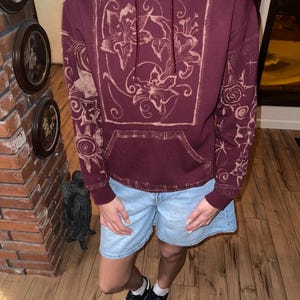 Sudadera con capucha floral decolorada a mano