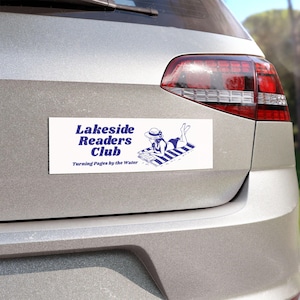 Autoaufkleber im Stil eines Lakeside Readers Club-Aufklebers | Illustration eines Lesers auf einem Handtuch