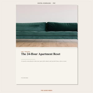 以下が含まれることがあります： The 24-Hour Apartment ResetというタイトルのデジタルダウンロードPDFで、部屋ごとのプランが記載されています。表紙には明るい木製の床に置かれたダークグリーンのベルベットソファが写っており、HR001 HOME RESETおよびTHE GUIDE INDEXというテキストがページ上に表示されています。