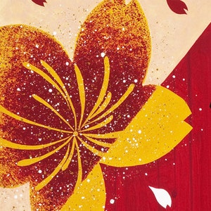 Op de afbeelding: Een rode en gele kersenbloesem met witte stippen op een perzikkleurige achtergrond. De bloem bevindt zich gedeeltelijk op een rode achtergrond met witte stippen. Het Japanse karakter "啓" bevindt zich in de linkerbenedenhoek.