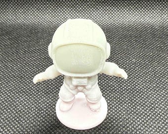 Figura de astronauta que brilla en la oscuridad / Juguete espacial impreso en 3D / Compañero de escritorio / Decoración para la habitación de los niños