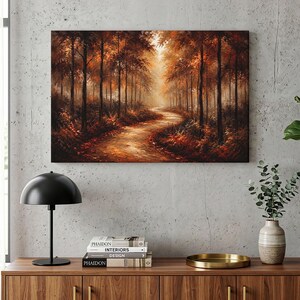Könnte beinhalten: Ein rechteckiger Leinwanddruck, der einen Waldweg im Herbst darstellt. Das Bild zeigt hohe Bäume mit dichtem, warmfarbenem orangefarbenem und braunem Laub, einen gewundenen Feldweg und sanftes, diffuses Licht, das durch das Blätterdach fällt.