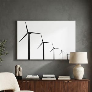 Könnte beinhalten: Ein rechteckiger Wandkunstdruck mit einer minimalistischen schwarzen Grafik von fünf Windkraftanlagen, die in absteigender Größe vor einem einfarbigen weißen Hintergrund angeordnet sind und horizontal an einer dunkelgrauen Wand hängen.