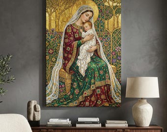 Puede incluir: Una impresión de arte mural rectangular que presenta una ilustración estilizada de una figura con una túnica estampada en granate y verde que sostiene a un niño con ropa blanca. El fondo muestra una escena forestal dorada con patrones florales.