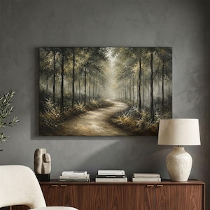 Puede incluir: Una impresión de arte mural rectangular que muestra un paisaje forestal con un camino de tierra sinuoso que conduce a la distancia. La escena está representada en tonos apagados de marrón, verde y dorado, con árboles altos y follaje denso.