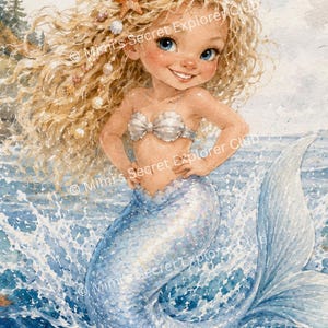 Peut inclure: Peinture à l'aquarelle d'une sirène souriante émergeant de l'océan. Elle a de longs cheveux blonds bouclés ornés d'une étoile de mer et de coquillages. Sa queue bleue scintille et elle porte un soutien-gorge en coquillage. Le texte "Mimi's Secret Explorer Club" est visible.