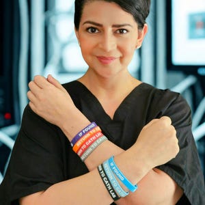 Puede incluir: Un conjunto de pulseras de silicona en colores morado, naranja, gris, azul claro y negro. Cada pulsera presenta el texto impreso en blanco IF FOUND RETURN TO CATH LAB. Las pulseras se llevan en las mu&ntilde;ecas, mostrando el texto claramente.