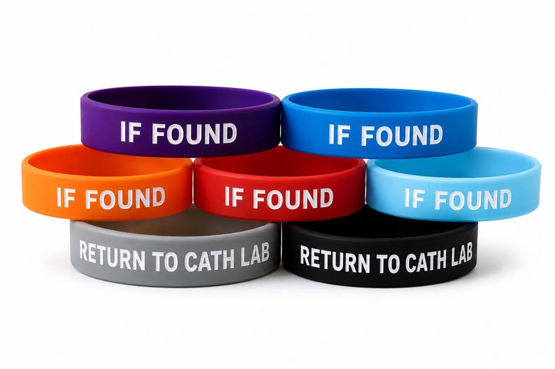 Puede incluir: Una colecci&oacute;n de seis pulseras de silicona en colores morado, azul, naranja, rojo, azul claro, gris y negro. Cada banda presenta texto blanco en relieve. Las bandas superiores dicen IF FOUND, las inferiores dicen RETURN TO CATH LAB.