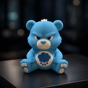 Puede incluir: Una figura de oso de color azul claro con una superficie texturizada, que presenta una expresión facial gruñona con las cejas fruncidas. El oso tiene un hocico blanco, una nariz en forma de corazón y un parche blanco en el vientre con un icono de nube de lluvia azul oscuro.