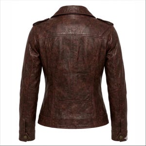 Peut inclure: Une veste marron fonc&eacute; avec une finition vieillie, dot&eacute;e d'un col rabattu, de pattes d'&eacute;paule, de manches longues avec poignets boutonn&eacute;s et de coutures verticales dans le dos. Le v&ecirc;tement pr&eacute;sente une coupe structur&eacute;e avec un ourlet droit.