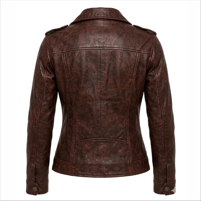 Peut inclure: Une veste marron fonc&eacute; avec une finition vieillie, dot&eacute;e d'un col rabattu, de pattes d'&eacute;paule, de manches longues avec poignets boutonn&eacute;s et de coutures verticales dans le dos. Le v&ecirc;tement pr&eacute;sente une coupe structur&eacute;e avec un ourlet droit.
