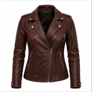 Peut inclure: Une veste marron fonc&eacute; avec une finition vieillie, dot&eacute;e d'un revers crant&eacute;, d'une fermeture &eacute;clair frontale asym&eacute;trique, de plusieurs poches zipp&eacute;es et de boutons-pression m&eacute;talliques sur le col et les poignets, doubl&eacute;e d'un tissu sombre.