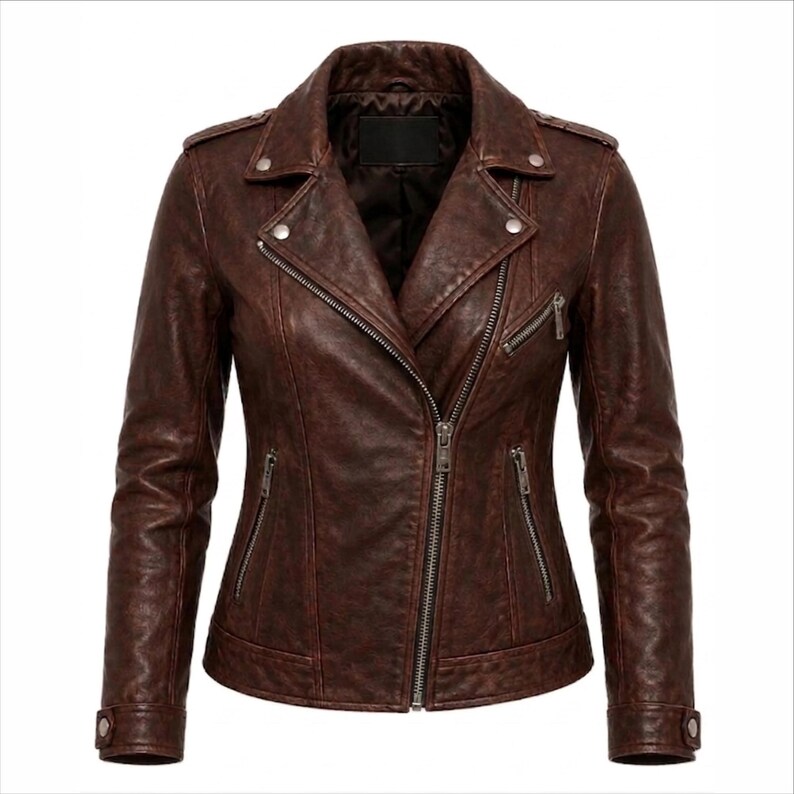 Peut inclure: Une veste marron fonc&eacute; avec une finition vieillie, dot&eacute;e d'un revers crant&eacute;, d'une fermeture &eacute;clair frontale asym&eacute;trique, de plusieurs poches zipp&eacute;es et de boutons-pression m&eacute;talliques sur le col et les poignets, doubl&eacute;e d'un tissu sombre.