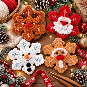 Peut inclure: Quatre décorations en forme de flocon de neige au crochet représentant des personnages de Noël. Un renne marron, un Père Noël rouge, un bonhomme de neige blanc et un bonhomme en pain d'épices marron clair avec des détails brodés.