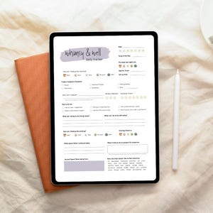 Pode incluir: Um rastreador diário digital em um tablet com o texto "whimsy & well". O rastreador inclui seções para humor, sintomas e metas. Uma caneta e um caderno laranja queimado estão ao lado do tablet.