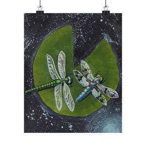 Kosmische Libelle Poster, Libelle Kunst, Nachthimmel, Seerosenblatt, Natur, Libelle Kunst, Libelle blau-grün Kunst Nature Ästhetik