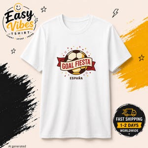 Può includere: Una t-shirt bianca a maniche corte con una grafica centrale raffigurante un pallone da calcio avvolto in un nastro rosso con la scritta GOAL FIESTA ed ESPAÑA stampata sotto. Il design include piccoli accenti simili a coriandoli.