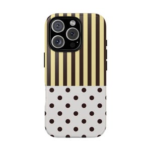 Op de afbeelding: Een smartphonehoesje met een tweekleurig ontwerp. De bovenste helft toont verticale strepen in afwisselend lichtgeel en donkerbruin. De onderste helft heeft een witte achtergrond met een patroon van kleine, donkerbruine stippen.