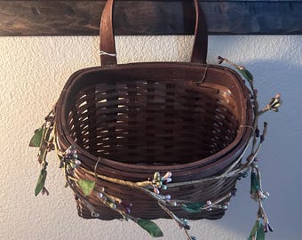 Cesta colgante de pared estilo Longaberger con guirnalda floral de bayas / Decoración rústica de cesta tejida estilo granja