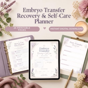 Könnte beinhalten: Ein digitaler Embryotransfer-Erholungs- und Selbstpflegeplaner mit 25 druckbaren Seiten. Das Bild zeigt ein Tablet mit dem Deckblatt, einen Ordner mit Anleitungen und ein Klemmbrett mit Notizen, verziert mit Lavendelblüten.