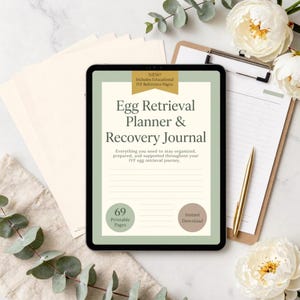 Peut inclure: Une tablette numérique affichant un document intitulé Egg Retrieval Planner & Recovery Journal avec une bordure vert sauge. Le texte inclut NEW! Includes Educational IVF Reference Pages, 69 Printable Pages et Instant Download.