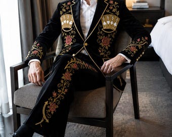男性用高級黒刺繍スーツ、トランプ柄スーツ、カスタムカジノウェディングスーツ、オーダーメイド花柄タキシード、ポーカー新郎衣装