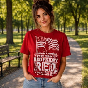 Może przedstawiać: Czerwony t-shirt z krótkim rękawem z grafiką żołnierza salutującego przed amerykańską flagą. Tekst głosi: Every Friday is Red Friday, Remember Everyone Deployed, Until They All Come Home, wraz z ilustracją nieśmiertelnika wojskowego.
