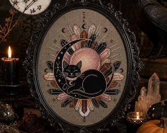 Peut inclure: Une broderie au point de croix dans un cadre ovale noir orné représentant un chat noir recroquevillé dans un croissant de lune, entouré de cristaux roses et bruns et d'un grand orbe circulaire, sur un tissu beige.