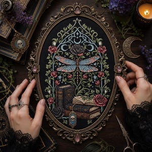 Schema per punto croce con libellula gotica, libri dark academia in PDF, schema per ricamo con teschio e rosa da strega