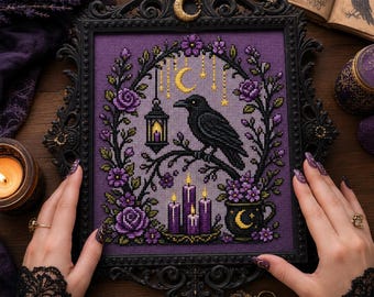 Peut inclure: Une broderie au point de croix encadrée représentant un corbeau noir perché sur une branche, entouré de roses violettes, d'une lanterne suspendue et de trois bougies violettes allumées, avec un croissant de lune et des étoiles dorées.