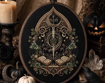 Peut inclure: Un tambour à broder ovale contenant une pièce de tissu noir avec un motif au point de croix. Le dessin présente une épée centrale pointant vers le bas, un croissant de lune, deux livres ouverts et des roses vertes et noires sous une arche dorée.