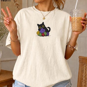 Camiseta bordada de dados y gato duende, camiseta "Acumulo dados", gatos de juegos de rol, regalo de dados de 20 caras, camiseta de juegos de rol de mesa, regalos de D&D imagen 7